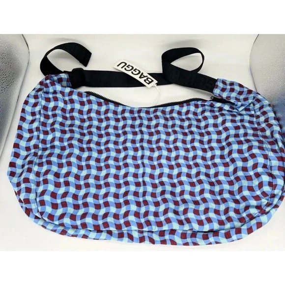 Baggu Blue and Brown Wavy gingham Patterned large crescent - Picture 4 of 6